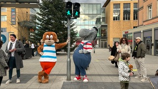 Die "Äffle und Pferdle"-Maskottchen stehen neben der "Äffle und Pferdle"-Ampel in Esslingen. Am Dienstag wurde die neue Ampel mit den schwäbischen Kultfiguren enthüllt.