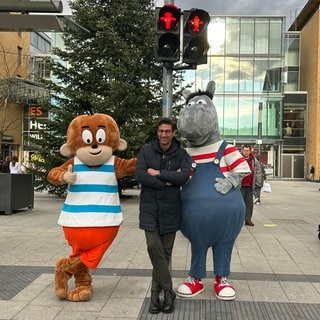 Der Esslinger Oberbürgermeister Matthias Klopfer steht zwischen den "Äffle und Pferdle"-Maskottchen vor der neuen "Äffle und Pferdle"-Ampel.