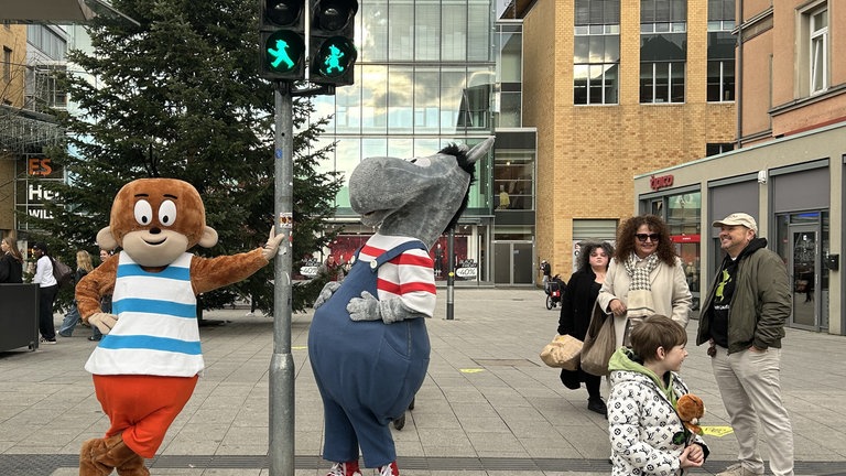 Die schwäbischen Kultfiguren "Äffle und Pferdle" bei der Einweihung einer Ampelanlage in der Esslinger Innenstadt.  