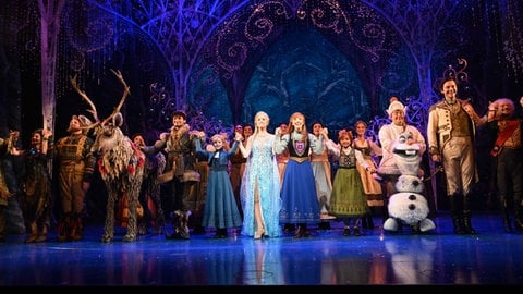 Das Ensemble des Musicals "Die Eiskönigin" strahlt nach der erfolgreichen Premiere im Stage Apollo Theater in Stuttgart.