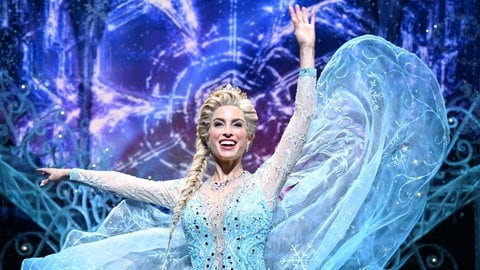 Im Musical "Die Eiskönigin" in Stuttgart spielt Ann Sophie die Rolle der Elsa - und trägt das blaue Eiskleid aus dem Disney-Film.