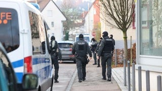 Polizisten des Sondereinsatzkommandos (SEK) laufen durch Reichenbach ann der Fils, nachdem ein Haus gestürmt wurde. 