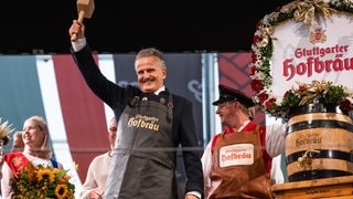 Frank Nopper, Oberbürgermeister von Stuttgart, eröffnet mit einem Fassanstich das Cannstatter Volksfest. 