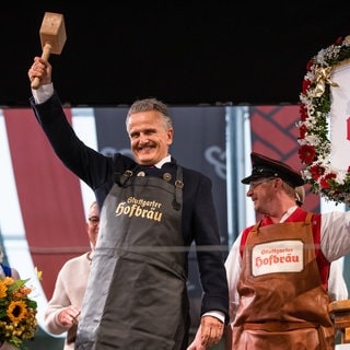 Frank Nopper, Oberbürgermeister von Stuttgart, eröffnet mit einem Fassanstich das Cannstatter Volksfest. 