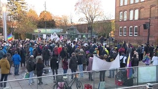 Auf dem Ludwigsburger Rathausplatz demonstrieren rund 500 Menschen gegen eine angekündigtes Treffen von Rechtsextremen.