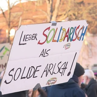 Auf dem Ludwigsburger Rathausplatz demonstrieren rund 500 Menschen gegen eine angekündigtes Treffen von Rechtsextremen.