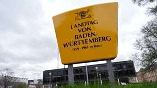 Ein Schild ist vor dem Landtag von Baden-Württemberg zu sehen.