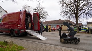 Ein fahrbarer Roboter steht auf der Straße in Esslingen und soll dort ein Gebäude nach Waffen und Sprengstoff durchsuchen.