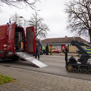 Ein fahrbarer Roboter steht auf der Straße in Esslingen und soll dort ein Gebäude nach Waffen und Sprengstoff durchsuchen.