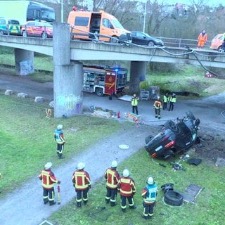 In Besigheim ist ein Auto von einer Brücke der B27 gestürzt. Drei Menschen wurden verletzt. 