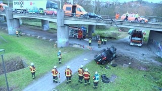 In Besigheim ist ein Auto von einer Brücke der B27 gestürzt. Drei Menschen wurden verletzt. 