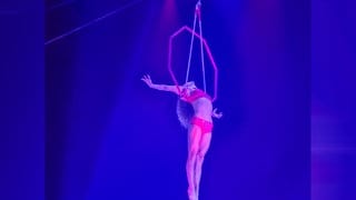 Eine Artistin bei der Vorpremiere des Weltweihnachtscircus am 4. Dezember - für die Zirkusleute die letzte Probe vor Publikum vor der offiziellen Premiere.