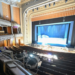 Die Bühne und der Zuschauerraum im sanierungsbedürftigen Stuttgarter Opernhaus.