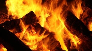 Ein Feuer brennt in einem Kamin.