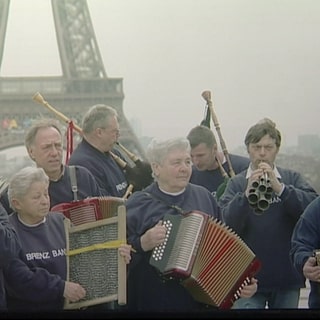 die Brenz Band vor dem Eiffelturm in Paris