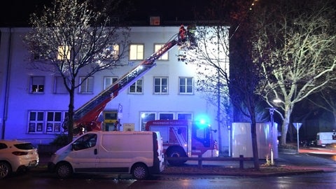 Ein Löschzug einer Freiwilligen Feuerwehr hat am Einsatzort eine Drehleiter ausgefahren.