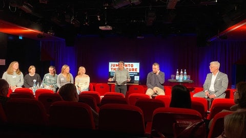 Die Schülerinnen Elsa, Helen, Lena, Caroline und Charlotte (von links) diskutieren in Stuttgart mit Hanno Höhn, CEO bei Mann + Hummel (rechts) und Filmemacher Alexander Pietzsch über die Zukunft der Arbeitswelt.