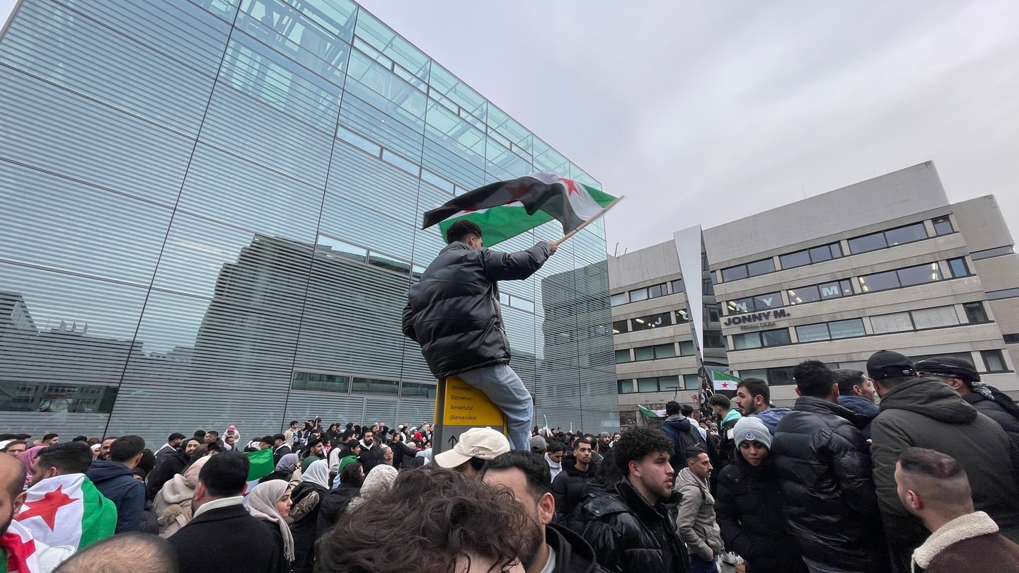 In Stuttgart jubeln Menschen nach dem Sturz des syrischen Machthabers Baschar al-Assad.