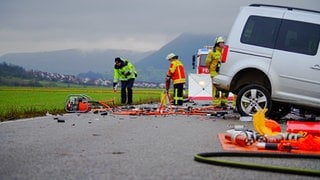 Verkehrsunfall bei Dettingen: Auto steht am Rand, Hilfskräfte sind vor Ort.