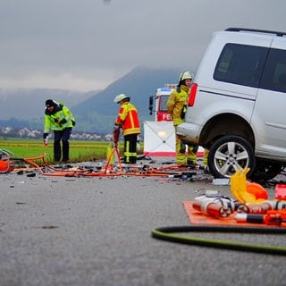 Verkehrsunfall bei Dettingen: Auto steht am Rand, Hilfskräfte sind vor Ort.