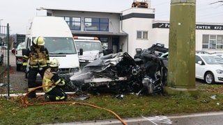 Das komplett beschädigte und ausgebrannte Unfallauto liegt neben dem Strommast, mit dem es kollidiert ist. Am Mittwoch kollidierte es in Sachsenheim mit einem Strommast und begann daraufhin zu brennen. Der Fahrer des Wagens starb noch am Unfallort.