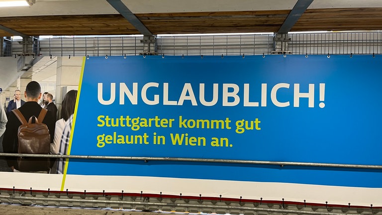 Das österreichische Bahn-Unternehmen "WESTbahn" hat am Stuttgarter Hauptbahnhof Werbebanner aufgehangen, in denen sie Stadt und Bahnhof auf die Schippe nehmen.