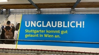 Das österreichische Bahn-Unternehmen "WESTBahn" hat am Stuttgarter Hauptbahnhof Werbebanner aufgehangen, in denen sie Stadt und Bahnhof auf die Schippe nehmen.