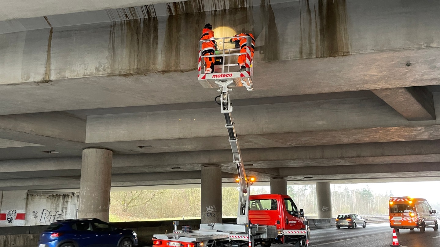 Mit Hilfe eines Hubsteigers wird an der Unterseite der A8-Brücke am Kreuz Stuttgart aktuell der Beton abgeklopft.