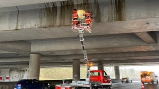 Mit Hilfe eines Hubsteigers wird an der Unterseite der A8-Brücke am Kreuz Stuttgart aktuell der Beton abgeklopft.