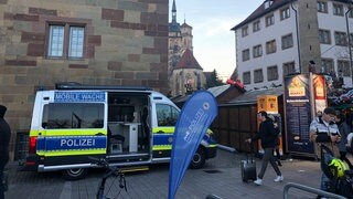 Die mobile Polizeiwache auf dem Stuttgarter Weihnachtsmarkt. In ganz Baden-Württemberg wurden die Sicherheitsvorkehrungen bei öffentlichen Veranstaltungen verschärft. Auf dem Weihnachtsmarkt in Stuttgart soll die mobile Polizeiwache an den Wochenenden für mehr Sicherheit sorgen.