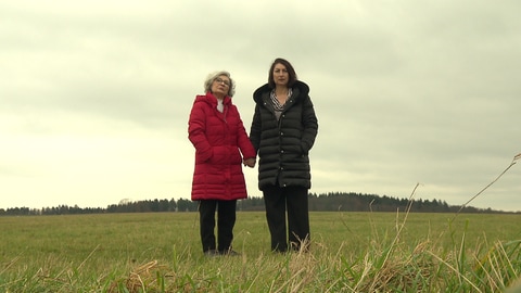 Mutter und Tochter zeigen sich bei Foto-Shooting auf einer Wiese.