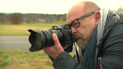 Andy Reiner fotografiert bei dem Zeugen-Jehovas-Aussteiger-Projekt.