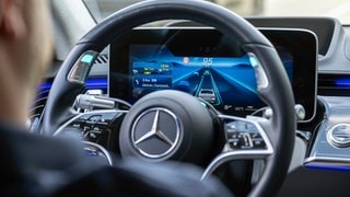 Unter bestimmten Bedingungen darf der Fahrer neuer S-Klasse Modelle von Mercedes die Hände vom Steuer nehmen. Zu sehen ist das Display, das Tempo 95 anzeigt. 