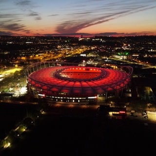 Der VfB Stuttgart lädt am Dinestag in die MHP Arena zum Weihnachtskonzert ein. Mit im Stadion debei sind Schlager-Stars, Fußballer und Chorknaben.