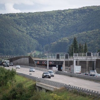 Die A8 in Guibingen kurz vor der Schwäbischen Alb: Das regierungspräsidium Stuttgart hat nun grünes Licht für den neuen Albaufstieg von Mühlhausen nach Hohenstadt gegeben.