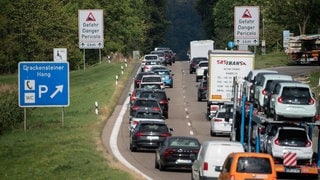 Autos stauen sich am Albaufstieg auf der A8 am Drackensteiner Hang. (Archivbild)