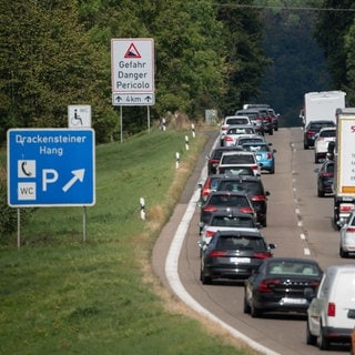 Autos stauen sich am Albaufstieg auf der A8 am Drackensteiner Hang. (Archivbild)