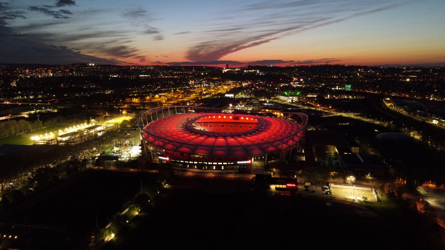 Der VfB Stuttgart lud am Dinestag in die MHP Arena zum Weihnachtskonzert ein. Mit im Stadion dabei waren Schlager-Stars, Fußballer und Chorknaben.