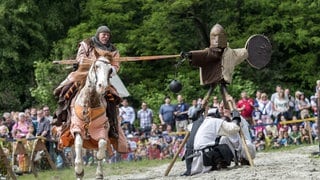 Im Mittelalterpark in Markgröningen waren auch Zuschauer-Tribünen für Shows und Ritterturniere geplant - wie hier beim Stauferspektakel in Göppingen.