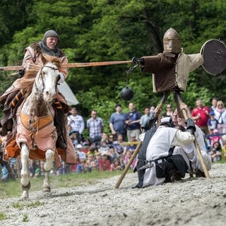 Im Mittelalterpark in Markgröningen waren auch Zuschauer-Tribünen für Shows und Ritterturniere geplant - wie hier beim Stauferspektakel in Göppingen.