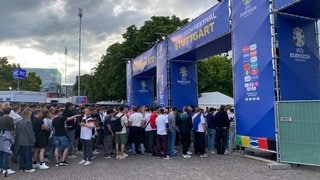 Schlange vor der Fanzone mit Public Viewing in Stuttgart.