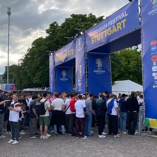 Schlange vor der Fanzone mit Public Viewing in Stuttgart.