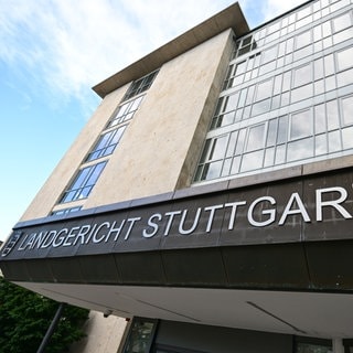 Das Landgericht Stuttgart: Die Kammer hat einen 55-Jährigen wegen Mordes an seiner Frau zu lebenslanger Haft verurteilt.