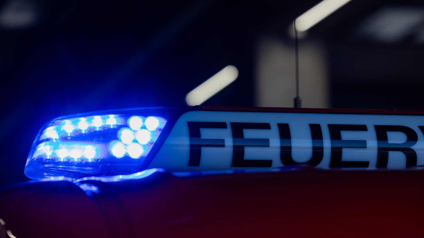 das Blaulicht eines Wagens der Feuerwehr