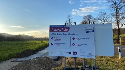 Schild am Rand einer Straße weißt daraufhin, dass dort eine Brücke über die Fils für den Radschnellweg zwischen Reichenbach und Ebersbach gebaut wird