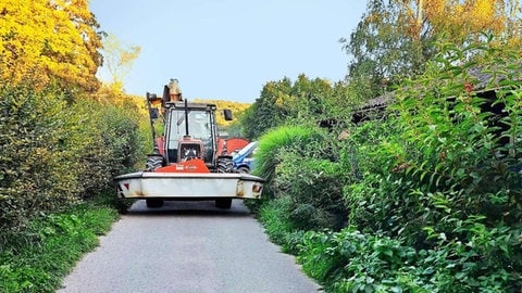 Ein Traktor auf einem Feldweg in Plochingen, der die volle Breite benötigt.