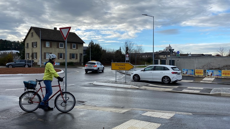 Radfahrer im Kreisverkehr in Salach. Er muss Vorfahrt gewähren. 