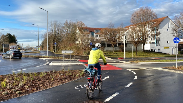 Radfahrer im Kreisverkehr hat Vorfahrt