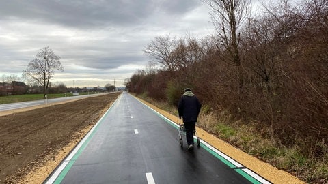 Fußgänger auf Radschnellweg zwischen Süßen und Salach im Kreis Göppingen