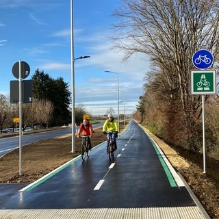 Zwei Radfahrer auf dem Radschnellweg RS14 zwischen Süßen und Salach im Kreis Göppingen